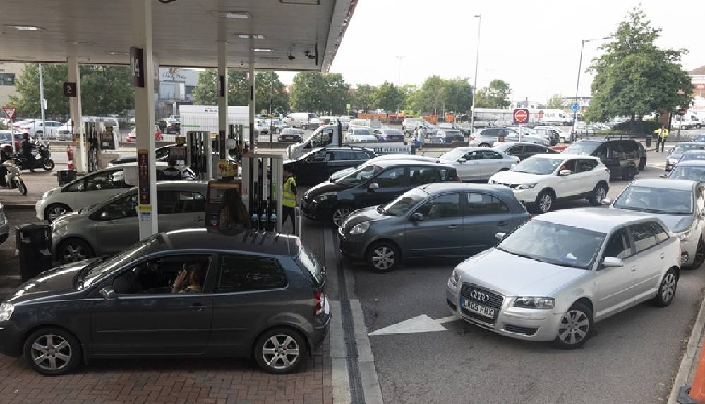 ingilteredeki-akaryakit-krizinde-hukumet-halki-sucladi