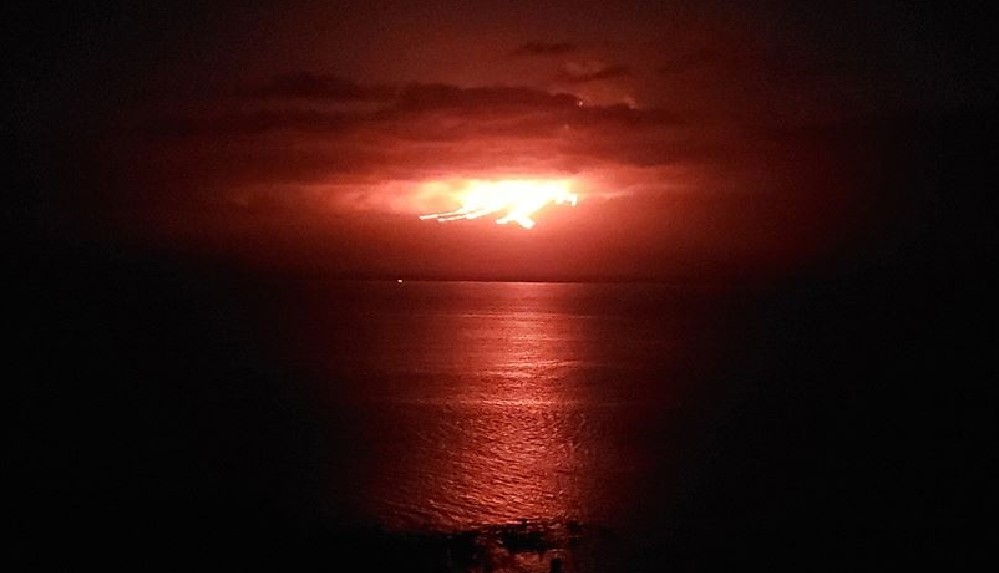 kanarya-adalarinda-cumbre-vieja-yanardagindan-cikan-lavlar-denize-yaklasti