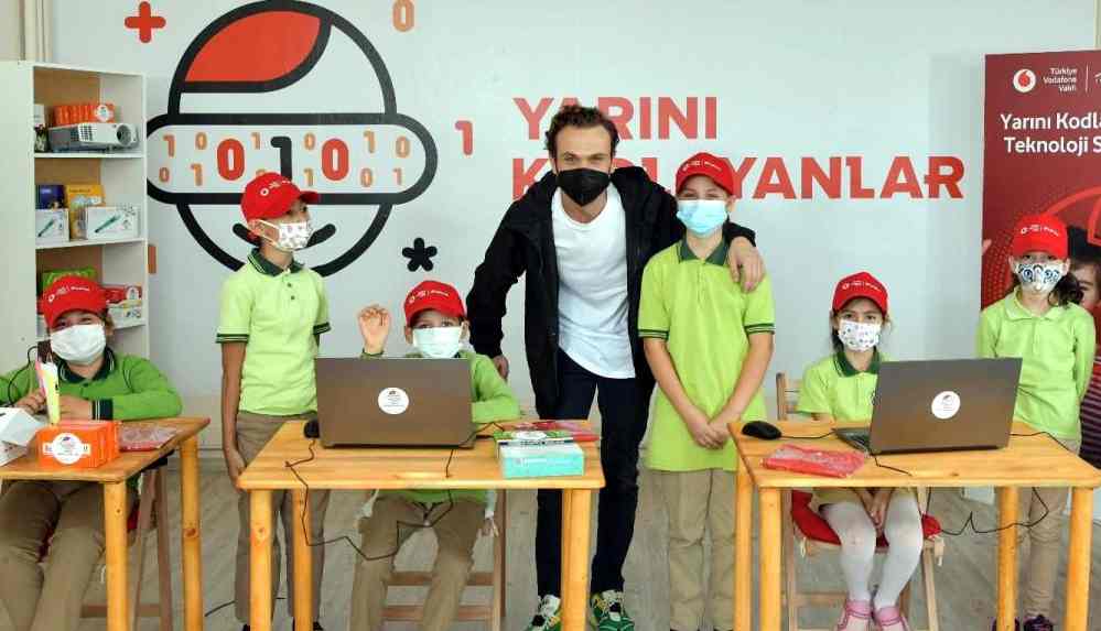 Aras Bulut İynemli’den köy okullarına destek