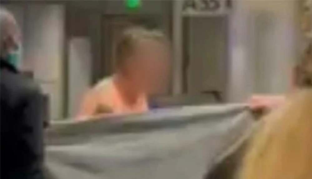 Havaalanında çıplak gezen kadın insanlara 'Nerelisin_' diye sordu!