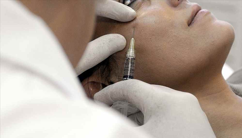 İngiltere 18 yaşın altındakilere botoks ve dudak dolgusunu yasakladı