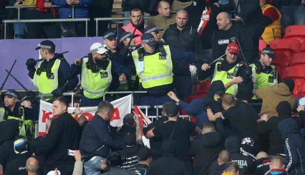 İngiltere-Macaristan maçında tribünler karıştı