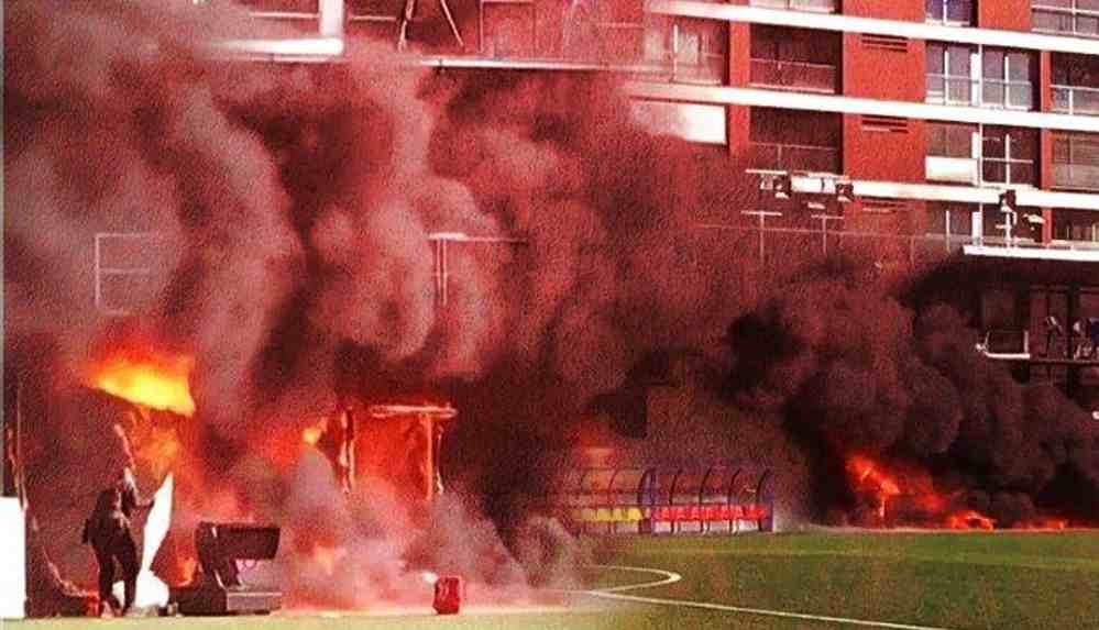 İngiltere maçı öncesi VAR monitörü patladı! Sahayı alevler sardı…