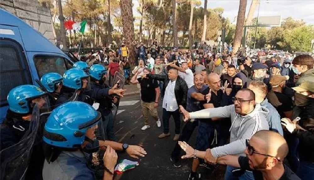 İtalya'da 'Yeşil Geçiş' sertifikasına yönelik protestolar olaylı geçti
