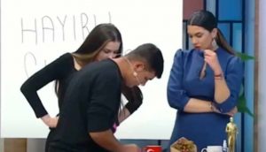 İzlediği cinsel içerikli bir videoda eşini gördü, canlı yayında izletti