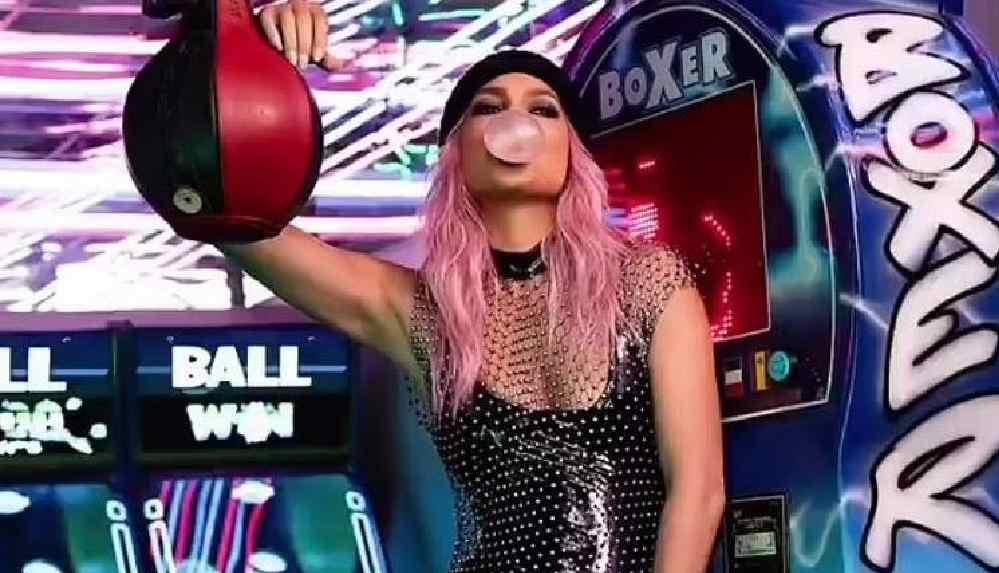 Jennifer Lopez, reklam için pembe saçla kameralar karşısına çıktı