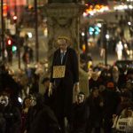 Londra'da Şenlik Ateşi Gecesi'nde maskeleri takıp polisle çatıştılar