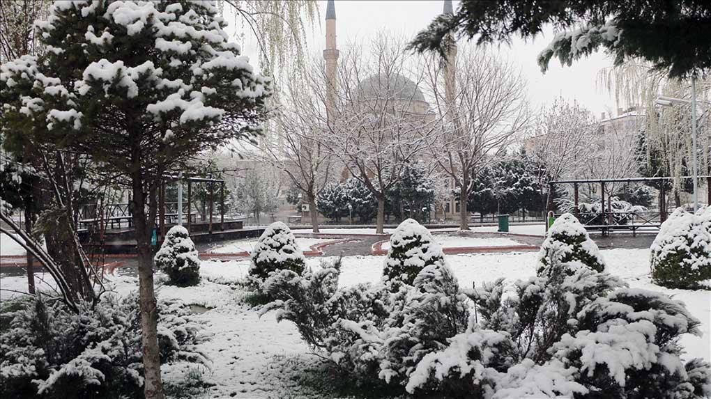 Ülkenin-güneydoğusundaki-Auvergne-Rhone-Alpes-bölgesinde-yer-alan-ve-yaklaşık-1000-kişinin-yaşadığı-kasabada-kar-yağışı-nedeniyle-yollar-kapandı-ve-elektrik-kesintisi-meydana-geldi