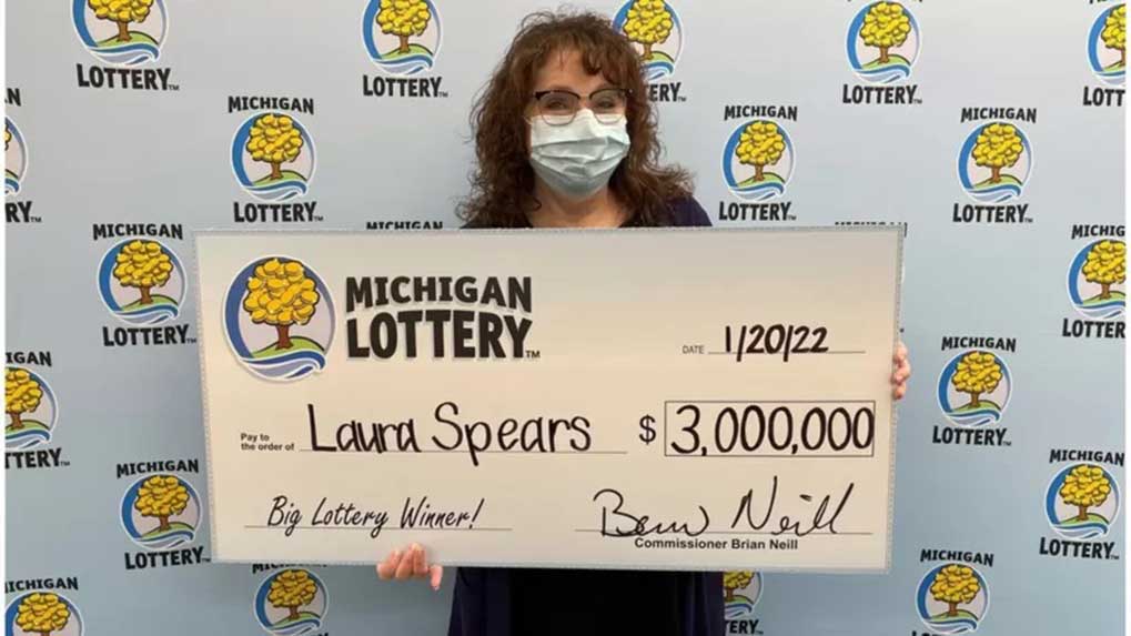 _122974963_01.20.22-mega-millions-12.31.21-draw-3-million-laura-spears-oakland-county-1