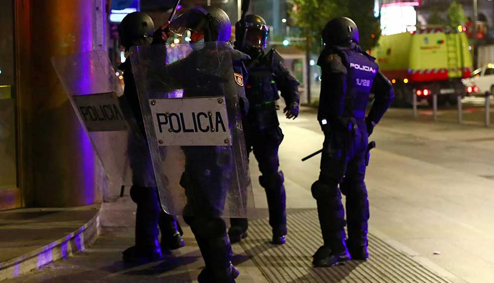 Ispanyanin-Barselona-yakinlarindaki-LIica-dAmunt-sehrinde-duzenlenen-bir-grup-seks-partisine-polis-baskini-duzenlendi.