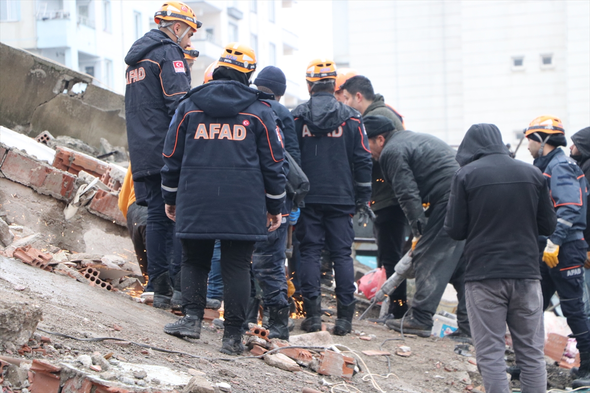 AA-20230206-30189388-30189383-DEPREMIN_MERKEZ_USSU_PAZARCIKTA_ARAMA_KURTARMA_CALISMALARI_SURUYOR