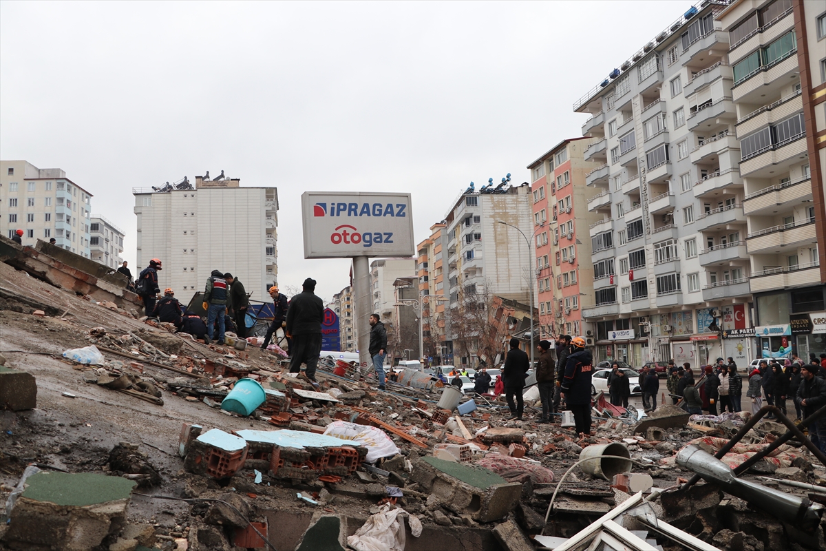 AA-20230206-30189388-30189386-DEPREMIN_MERKEZ_USSU_PAZARCIKTA_ARAMA_KURTARMA_CALISMALARI_SURUYOR