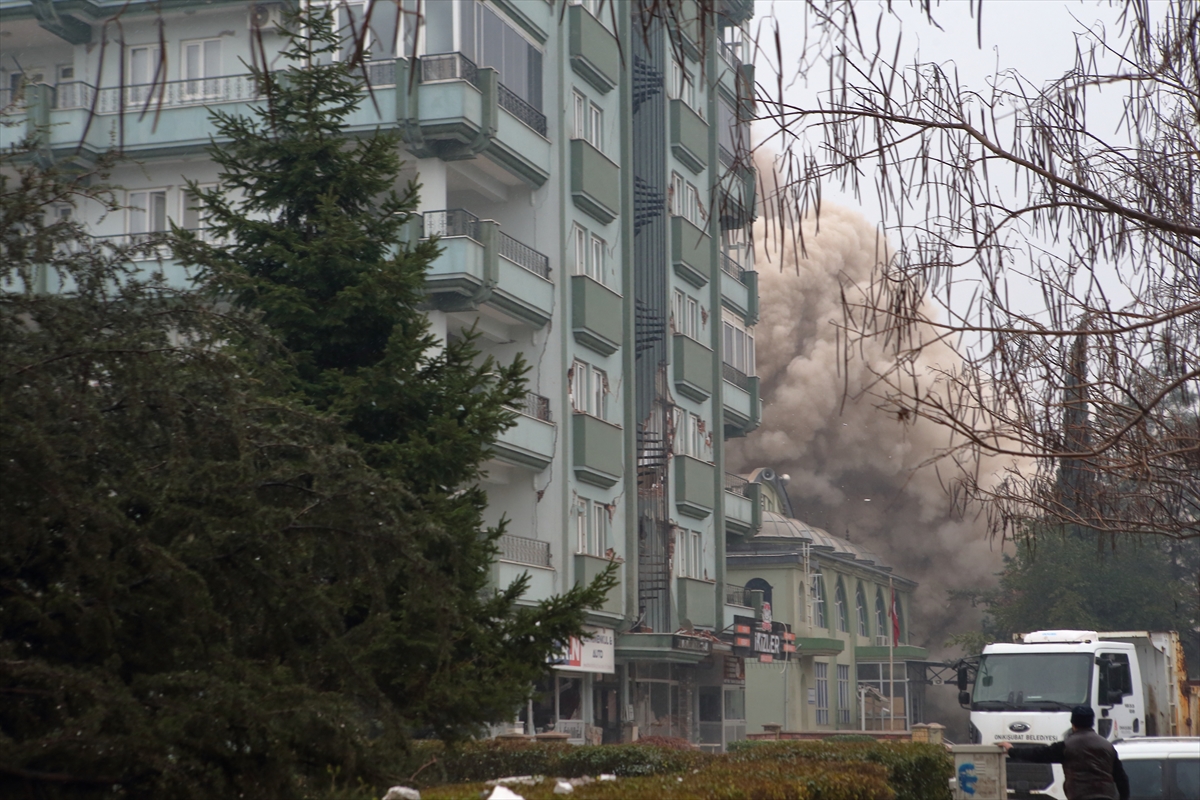 AA-20230206-30195021-30195011-KAHRAMANMARASTA_ARTCI_DEPREMDE_BINANIN_COKME_ANI_GORUNTULENDI