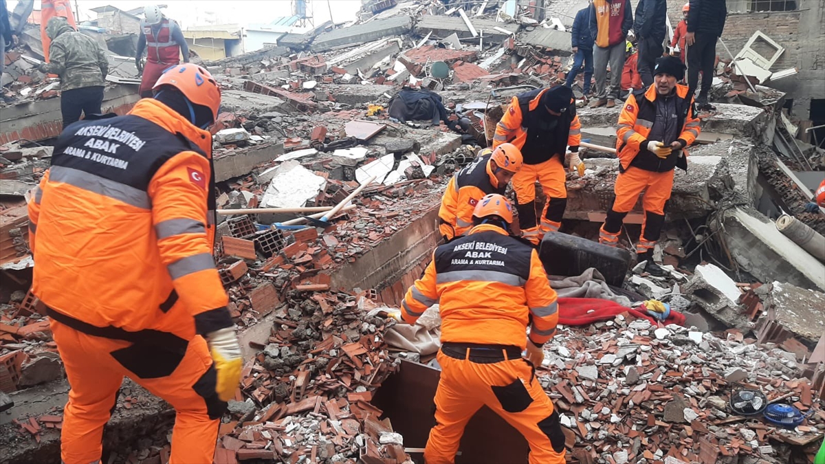 AA-20230207-30203904-30203903-ANTALYADAN_DEPREM_BOLGESINE_YARDIM_VE_DESTEKLER_SURUYOR