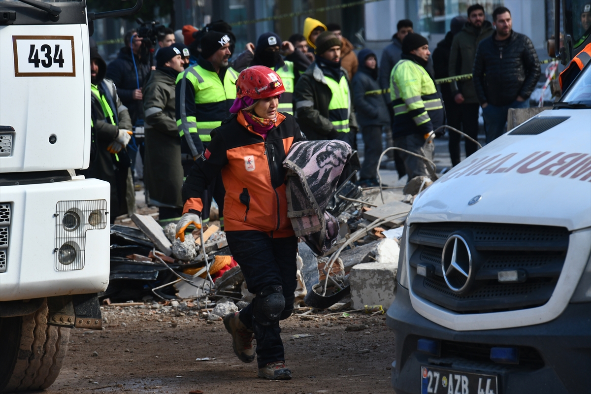 AA-20230207-30206622-30206610-GAZIANTEPTE_DEPREMDE_YIKILAN_BINALARDA_ARAMA_KURTARMA_CALISMALARI_DEVAM_EDIYOR