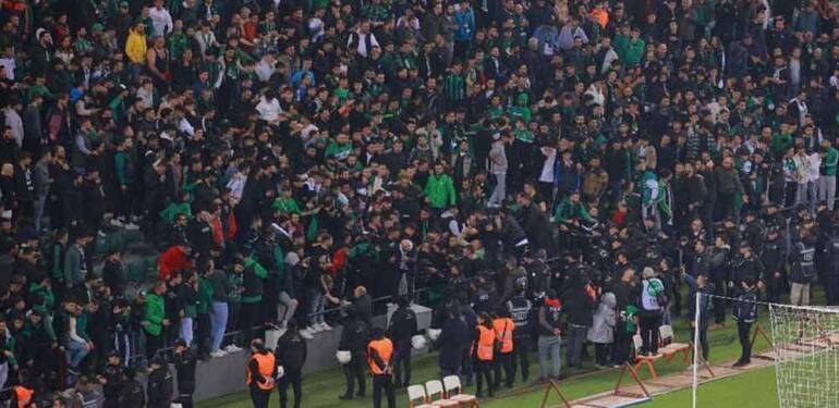 Depremzedeler-icin-duzenlenen-Kocaelispor-Sakaryaspor-macinda-kavga-