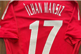 İlhan Mansız, Senegal maçında giydiği formayı depremzedeler için açık artırmaya çıkardı