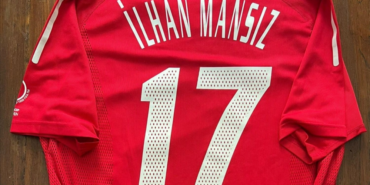 İlhan Mansız, Senegal maçında giydiği formayı depremzedeler için açık artırmaya çıkardı
