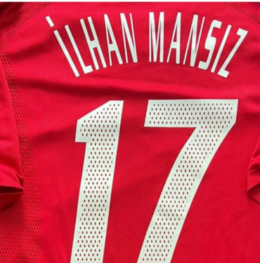 İlhan Mansız, Senegal maçında giydiği formayı depremzedeler için açık artırmaya çıkardı