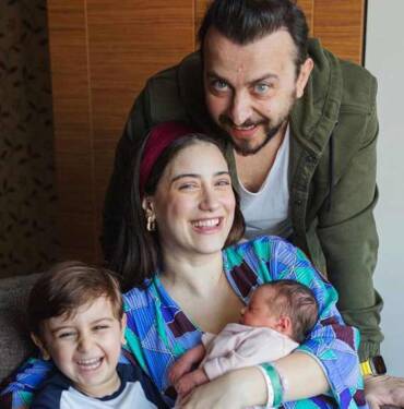 Ikinci-kez-anne-olan-Hazal-Kayadan-4-kisilik-aile-pozu-Kapkaranlik-gunlerde-bize-umut-isigi-gibi-gelen…
