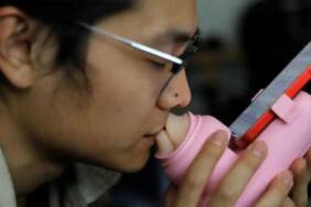 Uzak-mesafe-iliskileri-icin-opusme-makinesi-gelistirildi-38-dolara-satiliyor