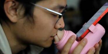 Uzak-mesafe-iliskileri-icin-opusme-makinesi-gelistirildi-38-dolara-satiliyor