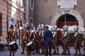 İsviçreli-Muhafızlar--Dünyanın-en-eski-ve-en-küçük-muhafız-birliği