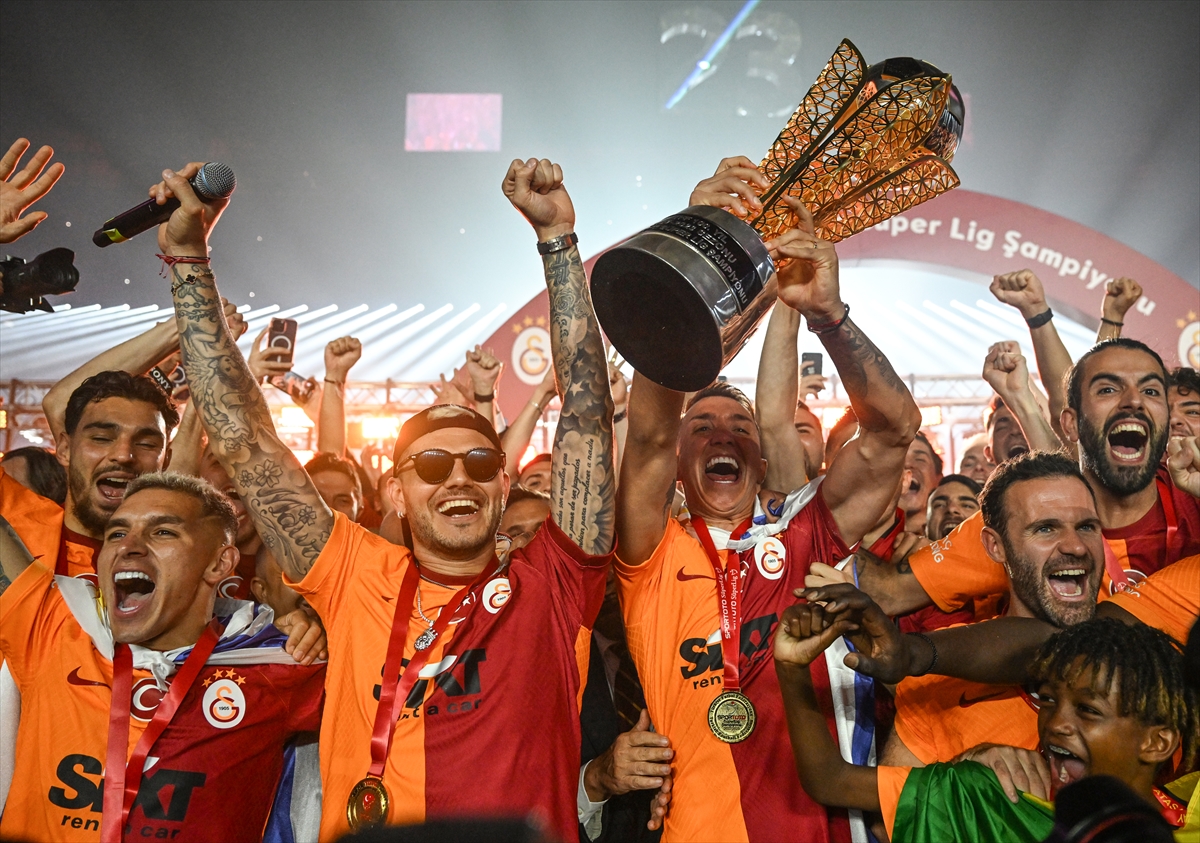 AA-20230604-31337050-31337049-GALATASARAY_SAMPIYONLUK_KUPASINI_KALDIRDI