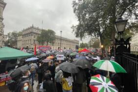 AA-20231018-32449855-32449838-LONDRADA_BINLERCE_KISI_ISRAILIN_GAZZEDEKI_HASTANEYE_SALDIRISINI_PROTESTO_ETTI
