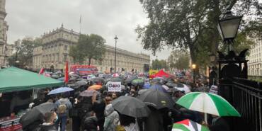 AA-20231018-32449855-32449838-LONDRADA_BINLERCE_KISI_ISRAILIN_GAZZEDEKI_HASTANEYE_SALDIRISINI_PROTESTO_ETTI