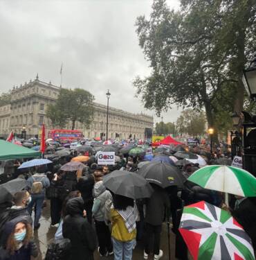 AA-20231018-32449855-32449838-LONDRADA_BINLERCE_KISI_ISRAILIN_GAZZEDEKI_HASTANEYE_SALDIRISINI_PROTESTO_ETTI