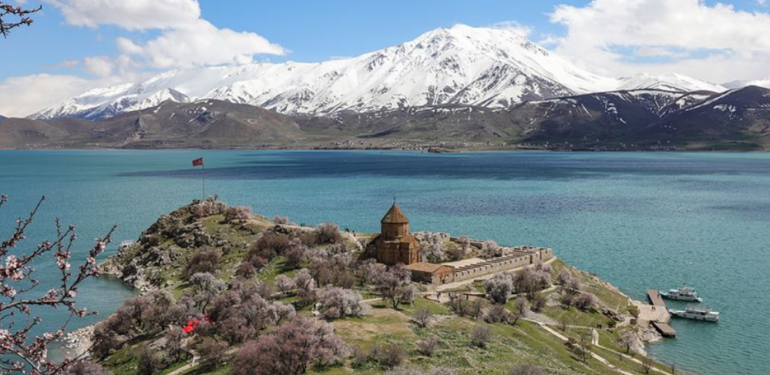 Van Gölü’nde 4 büyüklüğünde deprem