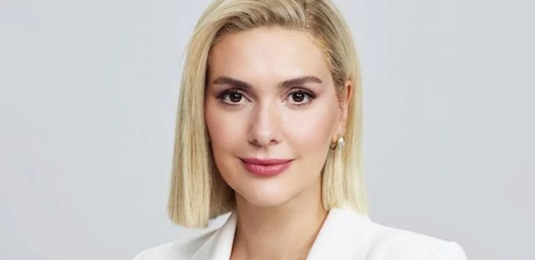 Bergüzar Korel ergenlik fotoğrafını ‘Arkadaşlar üzgünüm’ diyerek paylaştı