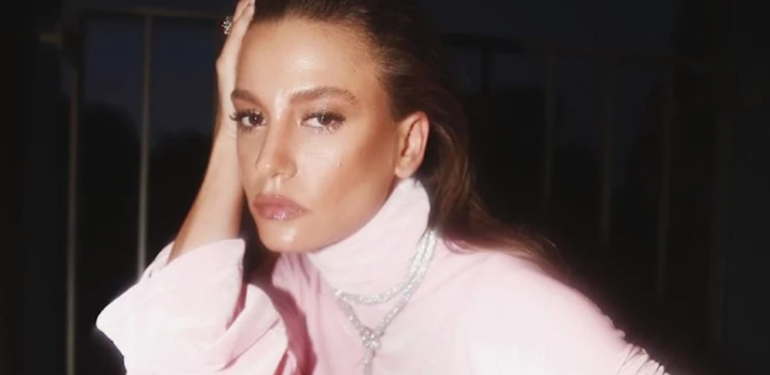 Serenay Sarıkaya pozlarıyla sosyal medyayı salladı