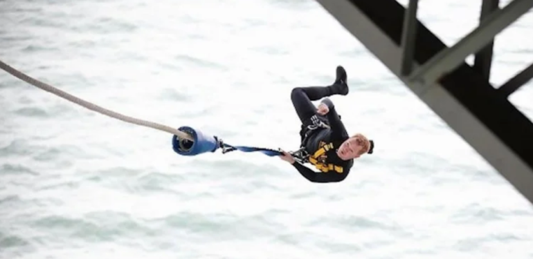 24 saatte 941 bungee jumping atlayışıyla dünya rekoru kırdı