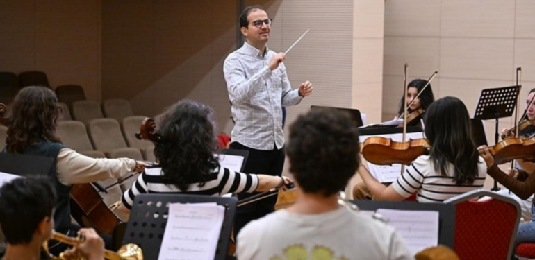 Londra Oda Orkestrası’nın Cumhuriyet’in 100. yılı konserini Türk şef yönetecek