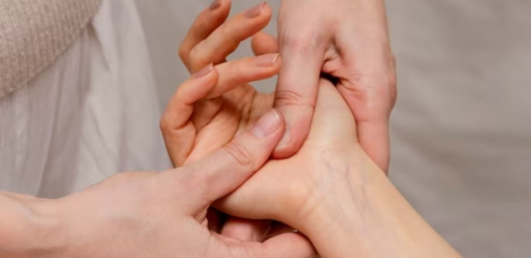 Parmaklarla yapılan bu basit teknik kaygıyı azaltıyor