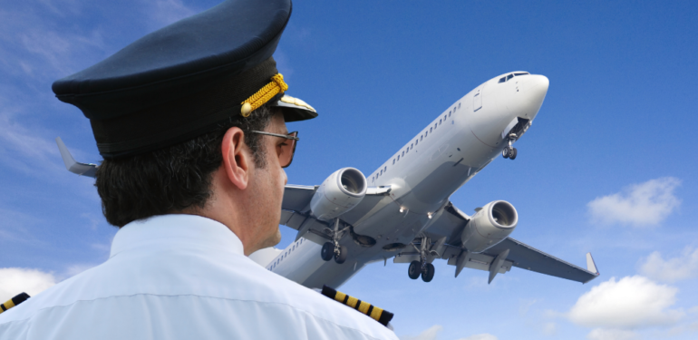 Pilot, yolcu olarak bindiği uçağı düşürmeye çalıştı
