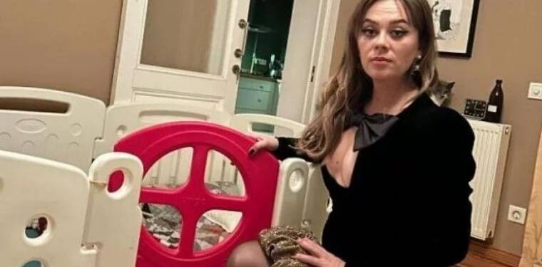 Demet Evgar’ın bebeğinin oyuncaklarıyla seksi pozları eleştirildi! Athena Gökhan’dan olay yorum