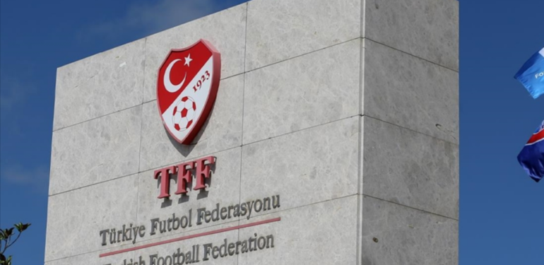 Türkiye’de tüm liglerdeki maçları süresiz ertelendi