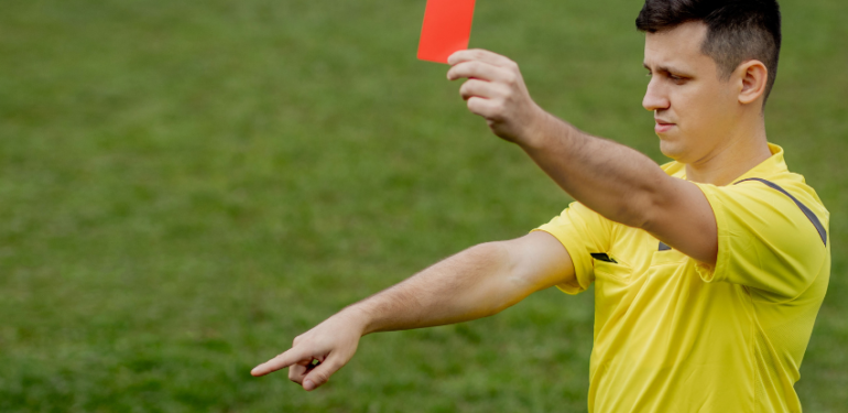 “Futbol kurallarında devrim: Hakeme itiraz eden futbolculara Mavi Kart!”