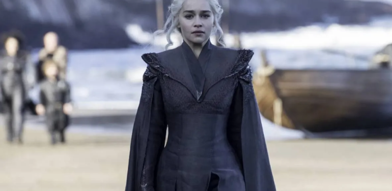 Game of Thrones yıldızı Emilia Clarke’a İmparatorluk Nişanı