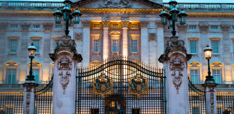 Buckingham Sarayı’nın kapısına araba çarptı, bir kişi gözaltına alındı