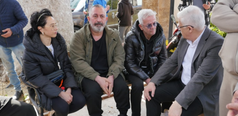 Cem Yılmaz sevgilis ile cenazede görüntülendi