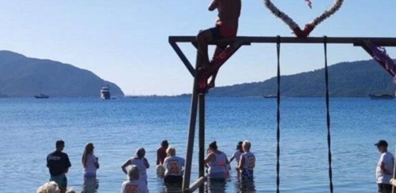 İngilizler ölen akrabalarının cesedinin küllerini denize attı turistik ilçe karıştı