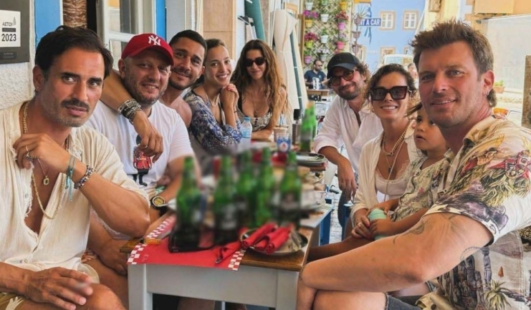 Tatlıtuğ ailesi yaza dostlarıyla Marathi Adası’nda veda etti
