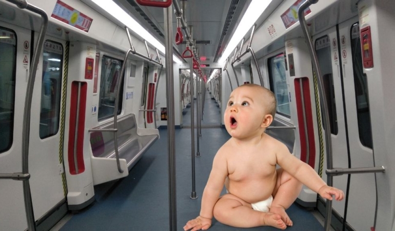 Metroda doğan bebeğe ömür boyu ücretsiz geçiş hakkı verildi