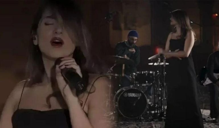 Başörtüsüz konser verince cezaevine gönderildi