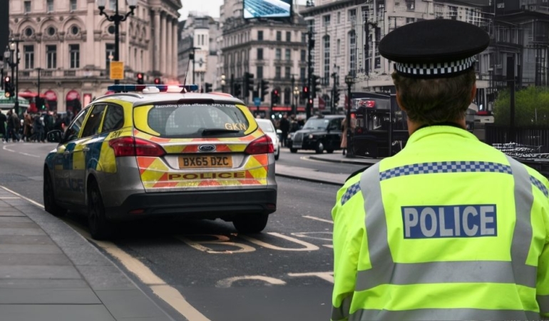 Londra’nın göbeğinde şüpheli araç alarmı: Kontrollü patlamalar gerçekleştirildi