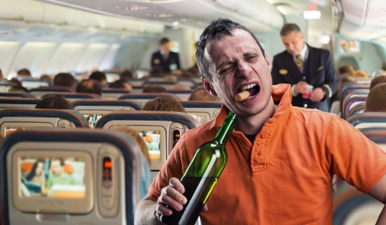 Uçaklarda sarhoş yolcu önlemi: Ryanair, havalimanlarında içki limiti uygulanmasını önerdi